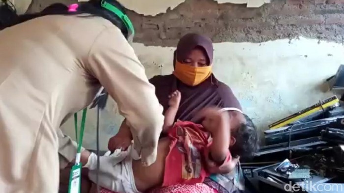 Nando, bocah di tegal gemar makan tanah