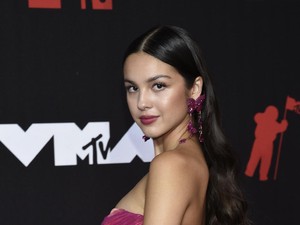 Gaya Para Selebriti di Red Carpet MTV VMA 2021