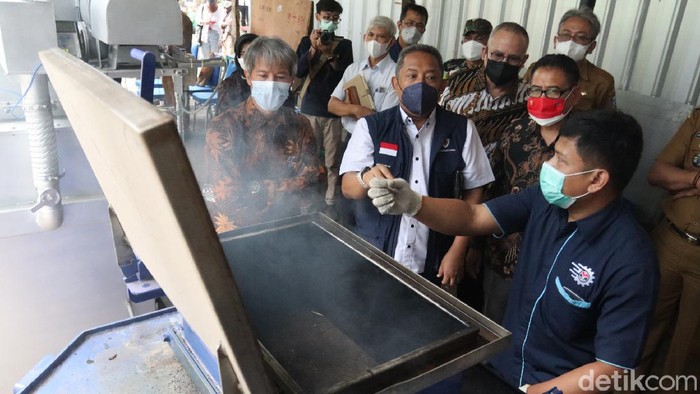 Pemkot Bandung mendapatkan hibah prototipe mesin pengolah sampah atau insinerator buatan Jepang. Mesin tersebut saat ini terus dikembangkan.