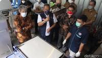 Mesin pengolahan sampah ini ada dua macam, terdiri menggunakan listrik dan tidak. Cara kerjanya, sama seperti mesin insinerator pada umumnya.