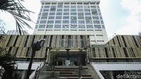 Petugas menyelesaikan proyek renovasi Gedung Sarinah, Jakarta, Senin (13/9/2021). 