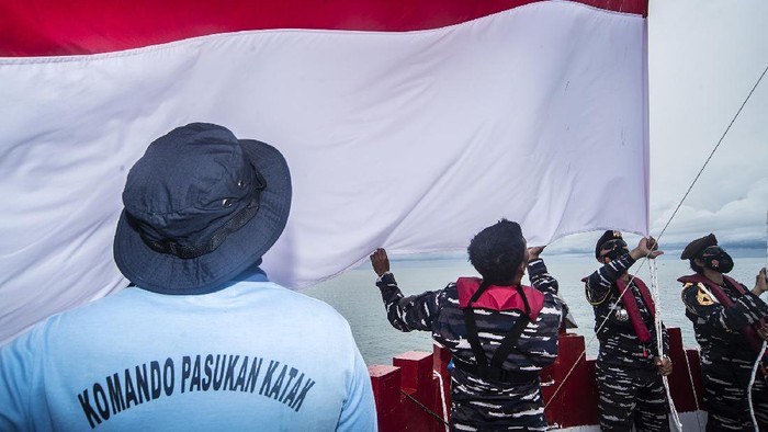 PENGIBARAN BENDERA MERAH PUTIH DI MERCUSUAR AMBALAT Taruna Akademi Angkatan Laut (AAL) Tingkat III Angkatan ke-68 mengibarkan bendera merah putih di atas Mercusuar Karang Unarang, Perairan Ambang Batas Laut (Ambalat), Nunukan, Kalimantan Utara, Senin (13/9/2021). Mercusuar tersebut merupakan tanda perbatasan perairan laut antara Indonesia dengan Malaysia. ANTARA FOTO/Muhammad Adimaja/foc.
