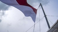Pengibaran bendera dilakukan di sela-sela pelayaran  KRI Bima Suci. 