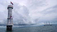 Mercusuar tersebut merupakan tanda perbatasan perairan laut antara Indonesia dengan Malaysia. 