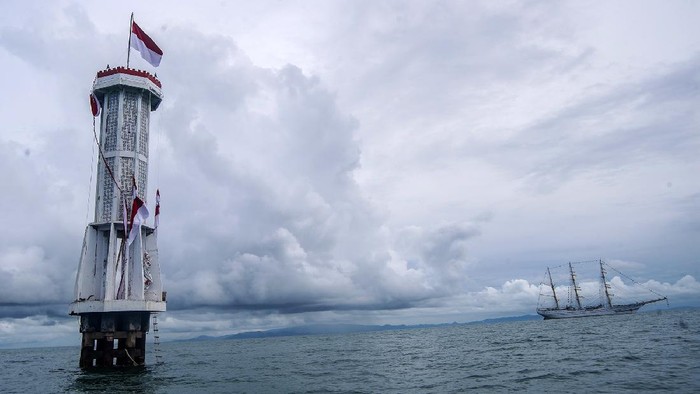 Taruna Akademi Angkatan Laut (AAL) Tingkat III Angkatan ke-68 mengibarkan bendera merah putih di atas Mercusuar Karang Unarang, Perairan Ambang Batas Laut (Ambalat), Nunukan, Kalimantan Utara, Senin (13/9/2021). Mercusuar tersebut merupakan tanda perbatasan perairan laut antara Indonesia dengan Malaysia. ANTARA FOTO/Muhammad Adimaja/foc.