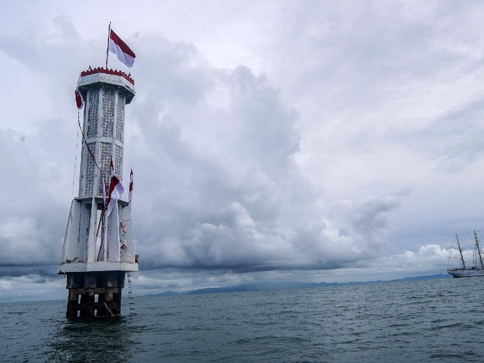 Taruna Akademi Angkatan Laut (AAL) Tingkat III Angkatan ke-68 mengibarkan bendera merah putih di atas Mercusuar Karang Unarang, Perairan Ambang Batas Laut (Ambalat), Nunukan, Kalimantan Utara, Senin (13/9/2021). Mercusuar tersebut merupakan tanda perbatasan perairan laut antara Indonesia dengan Malaysia. ANTARA FOTO/Muhammad Adimaja/foc.