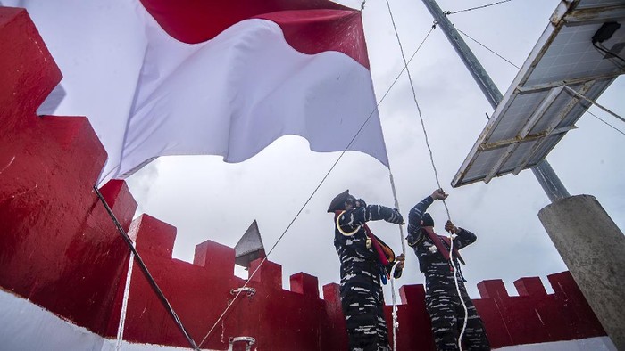 Taruna Akademi Angkatan Laut (AAL) Tingkat III Angkatan ke-68 mengibarkan bendera merah putih di atas Mercusuar Karang Unarang, Perairan Ambang Batas Laut (Ambalat), Nunukan, Kalimantan Utara, Senin (13/9/2021). Mercusuar tersebut merupakan tanda perbatasan perairan laut antara Indonesia dengan Malaysia. ANTARA FOTO/Muhammad Adimaja/foc.