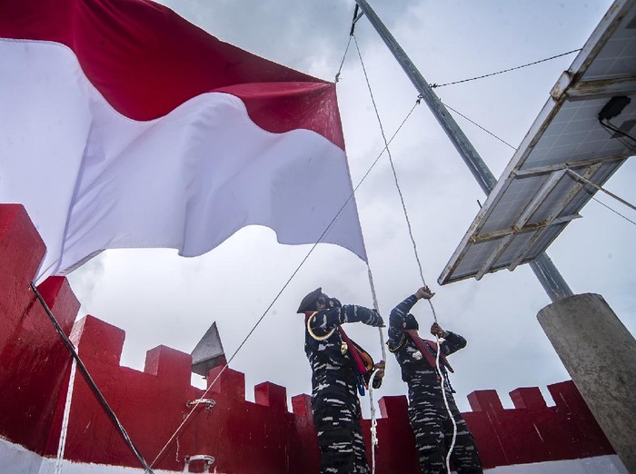 Taruna Akademi Angkatan Laut (AAL) Tingkat III Angkatan ke-68 mengibarkan bendera merah putih di atas Mercusuar Karang Unarang, Perairan Ambang Batas Laut (Ambalat), Nunukan, Kalimantan Utara, Senin (13/9/2021). Mercusuar tersebut merupakan tanda perbatasan perairan laut antara Indonesia dengan Malaysia. ANTARA FOTO/Muhammad Adimaja/foc.