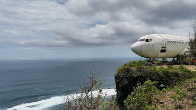 Penampakan Pesawat Nyasar di Tebing Pantai Nyang-nyang Bali