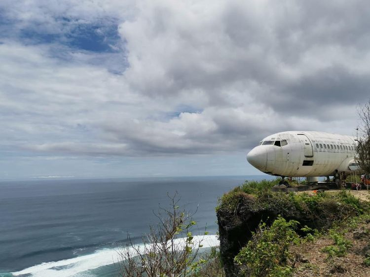Penampakan Pesawat Nyasar di Tebing Pantai Nyang-nyang Bali