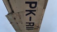 Kode registrasi penerbangannya PK-RII. Ide penempatan pesawat di atas tebing Pantai Nyang-Nyang berangkat dari keprihatinan Felix Demin atas kondisi masyarakat di sekitar wilayah tersebut.  (dok. Istimewa)
