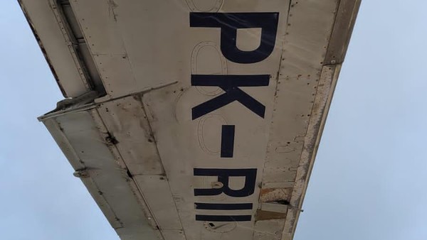 Kode registrasi penerbangannya PK-RII. Ide penempatan pesawat di atas tebing Pantai Nyang-Nyang berangkat dari keprihatinan Felix Demin atas kondisi masyarakat di sekitar wilayah tersebut.  (dok. Istimewa)