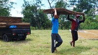 Sumarjo dan Yadi, petani tembakau dari Desa Gedangan, Kecamatan Cepogo, Kabupaten Boyolali, menurunkan tembakau dari mobil pikap untuk dijemur di tanah lapang, komplek kantor terpadu Pemkab Boyolali.