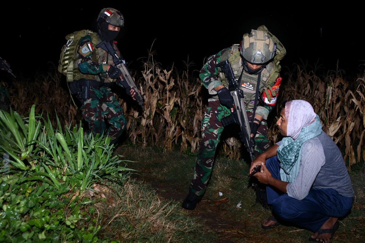Prajurit Yontaifib Pasmar 2 Korps Marinir TNI AL Laksanakan Terjun Malam