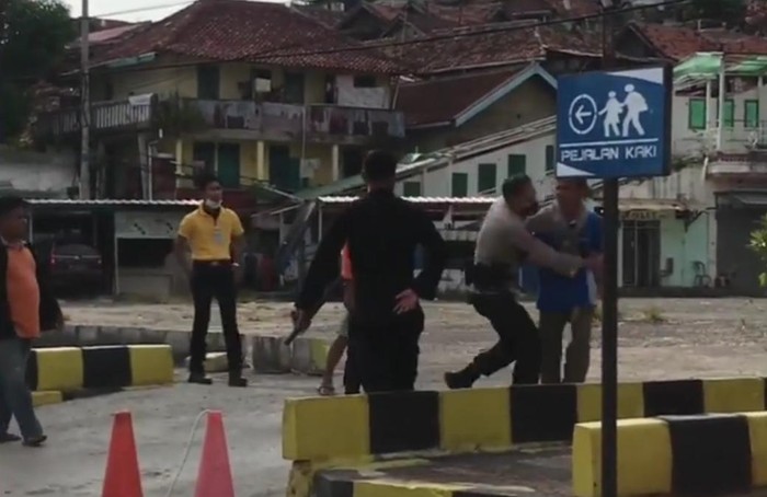Pria di Lampung mengamuk dengan membawa pisau di Stasiun Tanjung Karang (dok Istimewa)