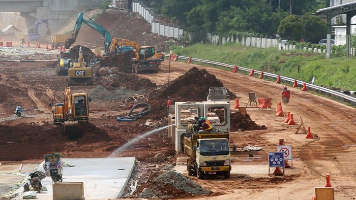 PROGRES PEMBANGUNAN TOL CINERE - SERPONG Pekerja dengan menggunakan alat berat menyelesaikan pembangunan jalan Tol Cinere - Serpong seksi kedua ruas Tol Cinere - Pamulang di Kawasan Pamulang, Tangerang Selatan, Banten, Senin (13/9/2021). Proyek Tol Cinere - Serpong pembangunanya sudah mencapai 99,63% untuk pembebasan lahan dan 84,7%. untuk pembangunan konstruksinya, jalan tol ini nantinya akan terkoneksi dengan Tol Jagorawi untuk menuju Bogor dan Ciawi dan sebaliknya. ANTARA FOTO/Muhammad Iqbal/hp.