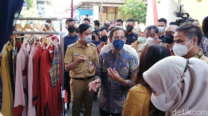 Mendikbud Ristek Nadiem Makarim didampingi Wali Kota Solo Gibran Rakabuming Raka di SMKN 2 Solo, Senin (13/9/2021)