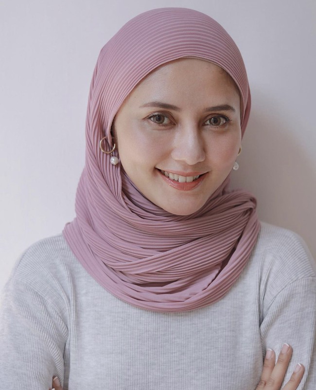 Wanita kelahiran 23 September 1988 itu mengungkapkan saat pertama kali bergabung dengan sinetron yang dibintangi oleh Arya Saloka dan Amanda Manopo itu. Sebenarnya aku ini bergabung sejak tahun kemarin. Jadi aku dihubungin oleh pihak MNC, jika memerankan sebagai tokoh mamanya Andin yang asli. Dan scene flashback disitu aku belum berhijab dan masih rambut pendek ikat dua gitu, kenangnya. Foto: Dok. Instagram @rara.nawangsih.