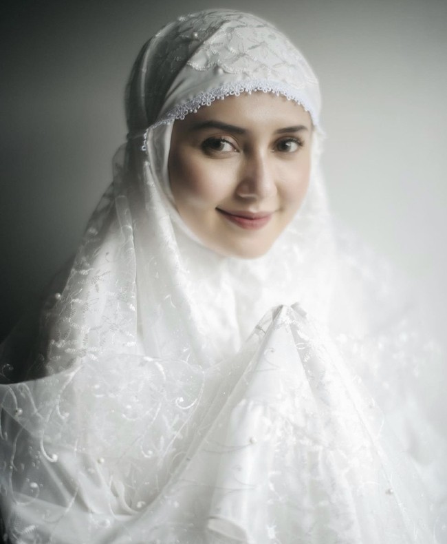 Rara yang merupakan lulusan S1 Psikolog dan pernah menjalani shortcourse tentang bisnis di Sydney, Australia. Namun ia lebih memilih mendalami dunia seni peran. Aku lebih tertarik ke dunia seni peran. Karena gak tahu ya karena dari SMA, aku itu udah memang ikut teater, pementasan dan senang aja. Terus juga aku sering bikin short movie sama teman-teman dari SMA, jelasnya. Foto: Dok. Instagram @rara.nawangsih.