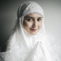 Rara yang merupakan lulusan S1 Psikolog dan pernah menjalani shortcourse tentang bisnis di Sydney, Australia. Namun ia lebih memilih mendalami dunia seni peran. Aku lebih tertarik ke dunia seni peran. Karena gak tahu ya karena dari SMA, aku itu udah memang ikut teater, pementasan dan senang aja. Terus juga aku sering bikin short movie sama teman-teman dari SMA, jelasnya. Foto: Dok. Instagram @rara.nawangsih.