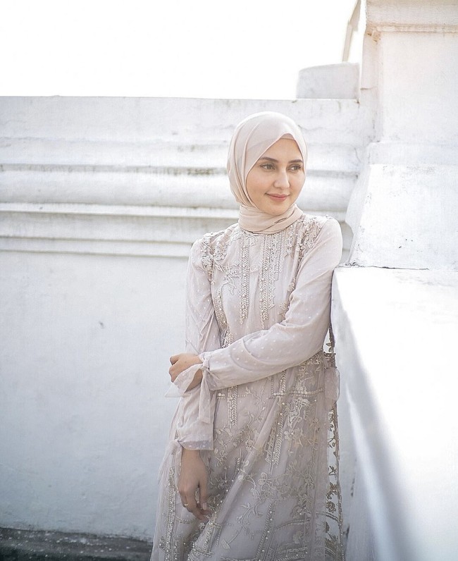 Wanita yang berasal dari Yogyakarta ini mengucapkan jika ia sudah sering beradu akting bersama Surya Saputra. Dan dekat dengan beberapa pemain. Aku sudah sering main FTV bersama mas Surya. Dan juga di film jadi chemistrynya sudah nyambung. Dan mas Surya juga membantu aku kalau butuh konsentrasi yang mendalam, ucapnya dengan suara yang halus. Aku juga kenal dengan Arya Saloka, aku pernah main sinetron FTV bareng dia. Dan dia orangnya baik banget dan selalu menyapa semua pemain, i feel comfort di lokasi. Begitu juga Amanda dan lainnya, tutupnya. Foto: Dok. Instagram @rara.nawangsih.