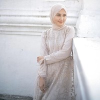 Wanita yang berasal dari Yogyakarta ini mengucapkan jika ia sudah sering beradu akting bersama Surya Saputra. Dan dekat dengan beberapa pemain. Aku sudah sering main FTV bersama mas Surya. Dan juga di film jadi chemistrynya sudah nyambung. Dan mas Surya juga membantu aku kalau butuh konsentrasi yang mendalam, ucapnya dengan suara yang halus. Aku juga kenal dengan Arya Saloka, aku pernah main sinetron FTV bareng dia. Dan dia orangnya baik banget dan selalu menyapa semua pemain, i feel comfort di lokasi. Begitu juga Amanda dan lainnya, tutupnya. Foto: Dok. Instagram @rara.nawangsih.