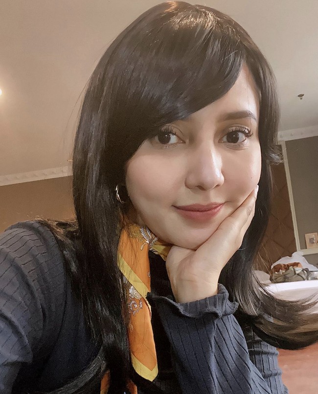 Wolipop telah berbincang langsung dengan Rara Nawangsih melalui pesan suara. Ia pun menceritakan awal mula kariernya dalam dunia hiburan Tanah Air. Awal karier dari SMA sudah menjadi penyiar televisi lokal di Yogyakarta dan MC offline di beberapa tempat. Dan mulai kuliah aku main ftv dan film, saat itu aku masih tinggal di Yogyakarta, ungkap Rara kepada Wolipop, Senin (13/9/2021). Foto: Dok. Instagram @rara.nawangsih.