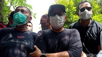 Rocky Gerung bersama tim pengacaranya menggelar konferensi pers di kediamannya di Kampung Gunung Batu, Bojong Koneng, Bogor, Senin (13/9/2021). Rocky menyatakan akan melawan somasi yang dilayangkan PT Sentul City kepadanya. Hal itu dilakukan Rocky karena dia mengklaim ada 6.000 orang yang bernasib sama dengannya. (Foto: Wilda Hayatun Nufus/detikcom). 