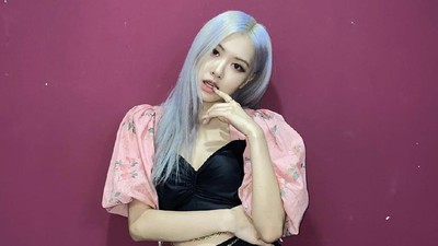 8 Foto Rose BLACKPINK yang Diberi Gelar Idol KPop Pemilik Tubuh Sempurna