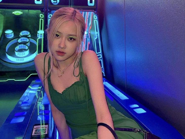 8 Potret Seksi Rose BLACKPINK, Tubuh Rampingnya Bikin Fans Wanita Iri