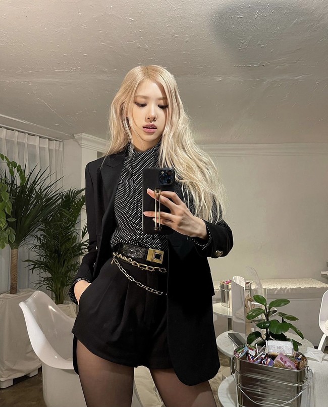 “Dia menari dengan sangat baik. Garis tubuhnya terlihat bagus saat menari,” “Tubuhnya ramping dan kecil hingga terlihat saat ringan saat menari,” komentar sejumlah netizen saat Rose BLACKPINK comeback dengan lagu ‘DDU-DU DDU-DU’. Foto: dok. Instagram @roses_are_rosie