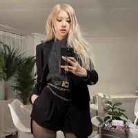 “Dia menari dengan sangat baik. Garis tubuhnya terlihat bagus saat menari,” “Tubuhnya ramping dan kecil hingga terlihat saat ringan saat menari,” komentar sejumlah netizen saat Rose BLACKPINK comeback dengan lagu ‘DDU-DU DDU-DU’. Foto: dok. Instagram @roses_are_rosie