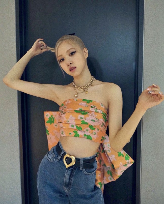 Rose BLACKPINK memulai debut solonya dengan lagu ‘On the Ground’ tahun ini. Lewat penampilannya dalam acara musik, netizen Korea menyadari Rose memiliki lengan ramping dengan otot. Foto: dok. Instagram @roses_are_rosie