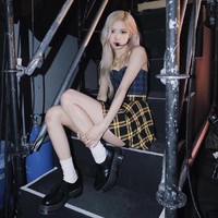 Tak hanya berbakat, Rose BLACKPINK juga memiliki tubuh ideal yang diinginkan penggemar. Ia menjadi personel BLACKPINK tertinggi dengan tinggi badan 168 cm dan berat badan 47 kg. Foto: dok. Instagram @roses_are_rosie