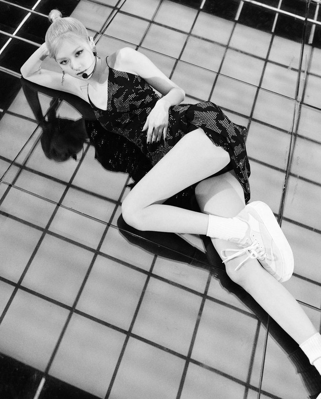 Rose BLACKPINK sebelumnya disebut-sebut memiliki pinggang berukuran 19 inci. Dalam acara King of Masked Singer, Rose membuktikan ia sebenarnya memiliki pinggang berukuran 24 inci. Foto: dok. Instagram @roses_are_rosie