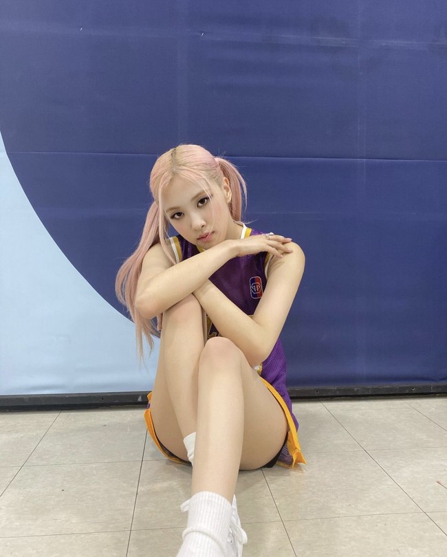 Idol KPop yang lahir di Selandia Baru ini mewarisi tubuh ramping keluarganya. Rose BLACKPINK pun rutin melakukan pilates dan menjaga pola makan dengan memakan sayuran. Foto: dok. Instagram @roses_are_rosie