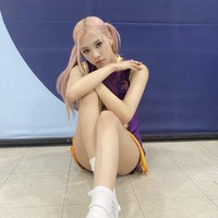 Idol KPop yang lahir di Selandia Baru ini mewarisi tubuh ramping keluarganya. Rose BLACKPINK pun rutin melakukan pilates dan menjaga pola makan dengan memakan sayuran. Foto: dok. Instagram @roses_are_rosie