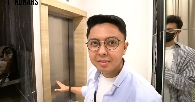 Atas hasil kerja kerasnya, Dewi Perssik berhasil membangun sebuah rumah yang dilengkapi dengan fasilitas-fasilitas mewah. Rumah mewah yang terdiri dari 3 lantainya itu dilengkapi dengan lift dan kolam renang. Lift tersebut sengaja diletakkan di bagian sudut ruang tamu agar tidak menghalangi. Awalnya lift di rumah Dewi Perssik itu ditujukan bagi mendiang ayahnya yang saat itu sedang sakit. Foto: Youtube.com/Arsitek Konars