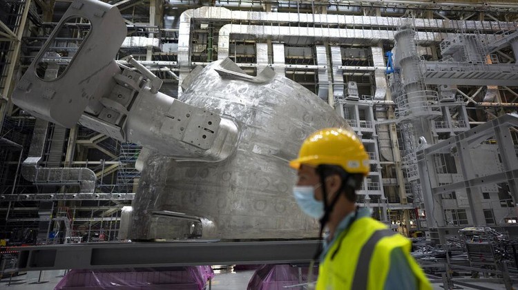 Saingi China, Eropa Mulai Kembangkan Reaktor Matahari Buatan A part of the cryostat component of the ITER machine is pictured in Saint-Paul-Lez-Durance, France, Thursday, Sept. 9, 2021. Scientists at the International Thermonuclear Experimental Reactor in southern France took delivery of the first part of a massive magnet so strong its American manufacturer claims it can lift an aircraft carrier. (AP Photo/Daniel Cole)