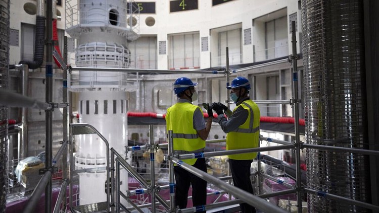 Saingi China, Eropa Mulai Kembangkan Reaktor Matahari Buatan A part of the cryostat component of the ITER machine is pictured in Saint-Paul-Lez-Durance, France, Thursday, Sept. 9, 2021. Scientists at the International Thermonuclear Experimental Reactor in southern France took delivery of the first part of a massive magnet so strong its American manufacturer claims it can lift an aircraft carrier. (AP Photo/Daniel Cole)