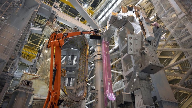 Saingi China, Eropa Mulai Kembangkan Reaktor Matahari Buatan A part of the cryostat component of the ITER machine is pictured in Saint-Paul-Lez-Durance, France, Thursday, Sept. 9, 2021. Scientists at the International Thermonuclear Experimental Reactor in southern France took delivery of the first part of a massive magnet so strong its American manufacturer claims it can lift an aircraft carrier. (AP Photo/Daniel Cole)