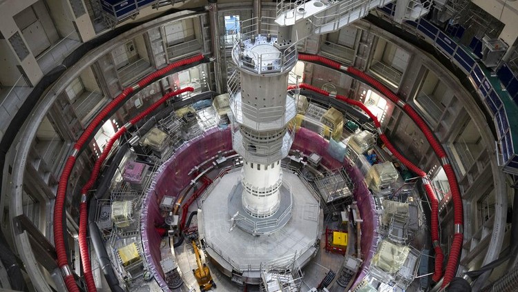 Saingi China, Eropa Mulai Kembangkan Reaktor Matahari Buatan A part of the cryostat component of the ITER machine is pictured in Saint-Paul-Lez-Durance, France, Thursday, Sept. 9, 2021. Scientists at the International Thermonuclear Experimental Reactor in southern France took delivery of the first part of a massive magnet so strong its American manufacturer claims it can lift an aircraft carrier. (AP Photo/Daniel Cole)