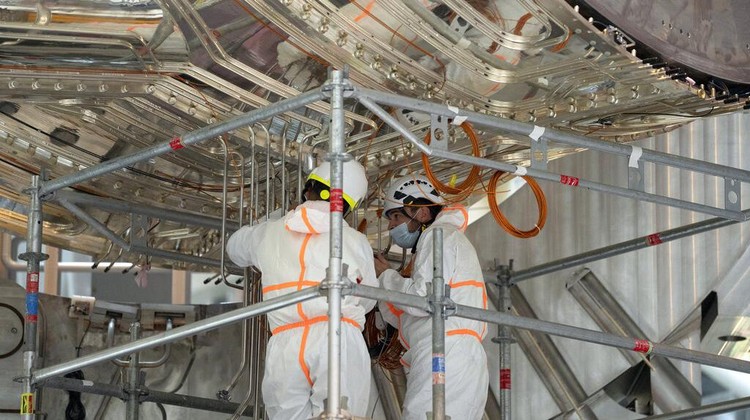 Saingi China, Eropa Mulai Kembangkan Reaktor Matahari Buatan A part of the cryostat component of the ITER machine is pictured in Saint-Paul-Lez-Durance, France, Thursday, Sept. 9, 2021. Scientists at the International Thermonuclear Experimental Reactor in southern France took delivery of the first part of a massive magnet so strong its American manufacturer claims it can lift an aircraft carrier. (AP Photo/Daniel Cole)
