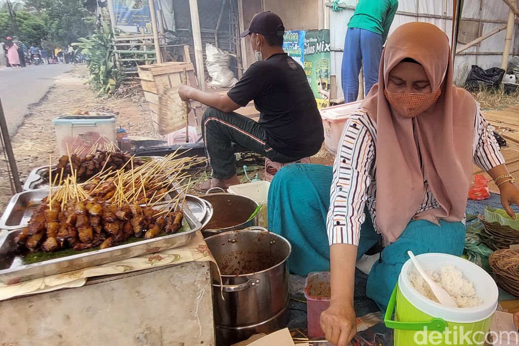 Sate Ibu Dewi di Bandung yang Buka hanya hari Minggu. Tawarkan menu sate jando yang nikmat.