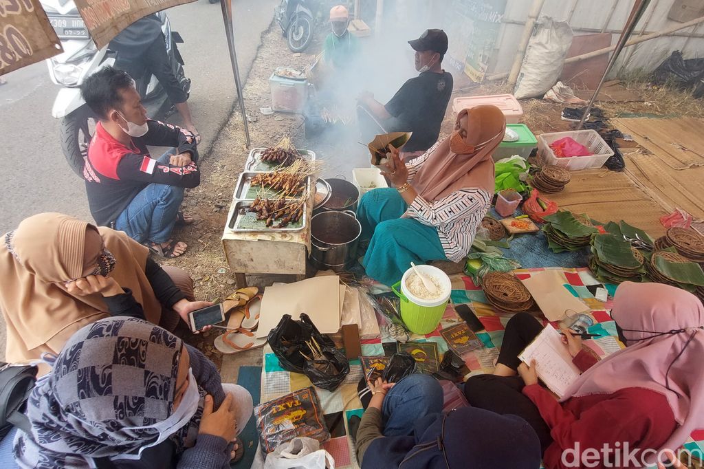 Sate Ibu Dewi di Bandung yang Buka hanya hari Minggu. Tawarkan menu sate jando yang nikmat.
