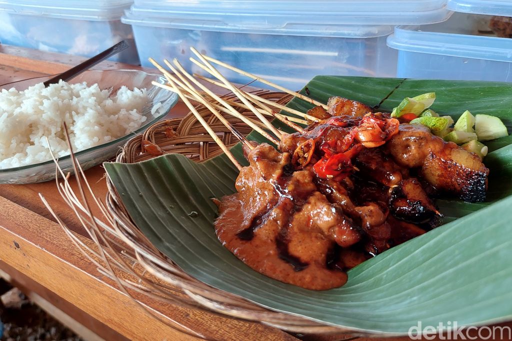 Sate Ibu Dewi di Bandung yang Buka hanya hari Minggu. Tawarkan menu sate jando yang nikmat.