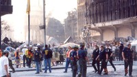 Secret Service juga membagikan momen di balik layar sesaat setelah kejadian. Tampak wajah-wajah tegang dan sibuknya tim penyelamat dan keamanan di tampat terjadinya peristiwa 9/11.  