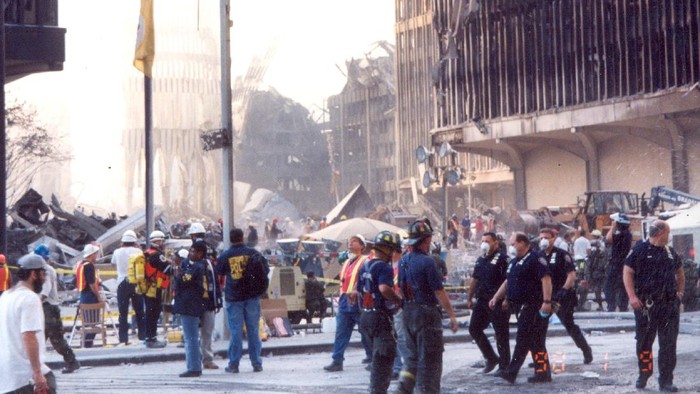 Secret Service AS Rilis Foto 9/11 yang Belum Pernah Terungkap Secret Service AS melalui akun Twitternya merilis beberapa foto peristiwa serangan teroris yang merobohkan gedung World Trade Centre (WTC) di Manhattan, New York, Amerika Serikat, 11 Septermber 20 tahun silam.