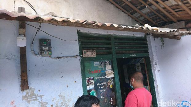 Seorang ibu muda, Dian Marisa (38), sudah 6 bulan menderita kelumpuhan. Dia butuh penindakan medis namun terkendala biaya. (M Iqbal/detikcom)
