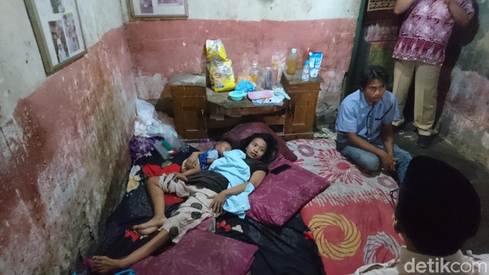Seorang ibu muda, Dian Marisa (38), sudah 6 bulan menderita kelumpuhan. Dia butuh penindakan medis namun terkendala biaya. (M Iqbal/detikcom)